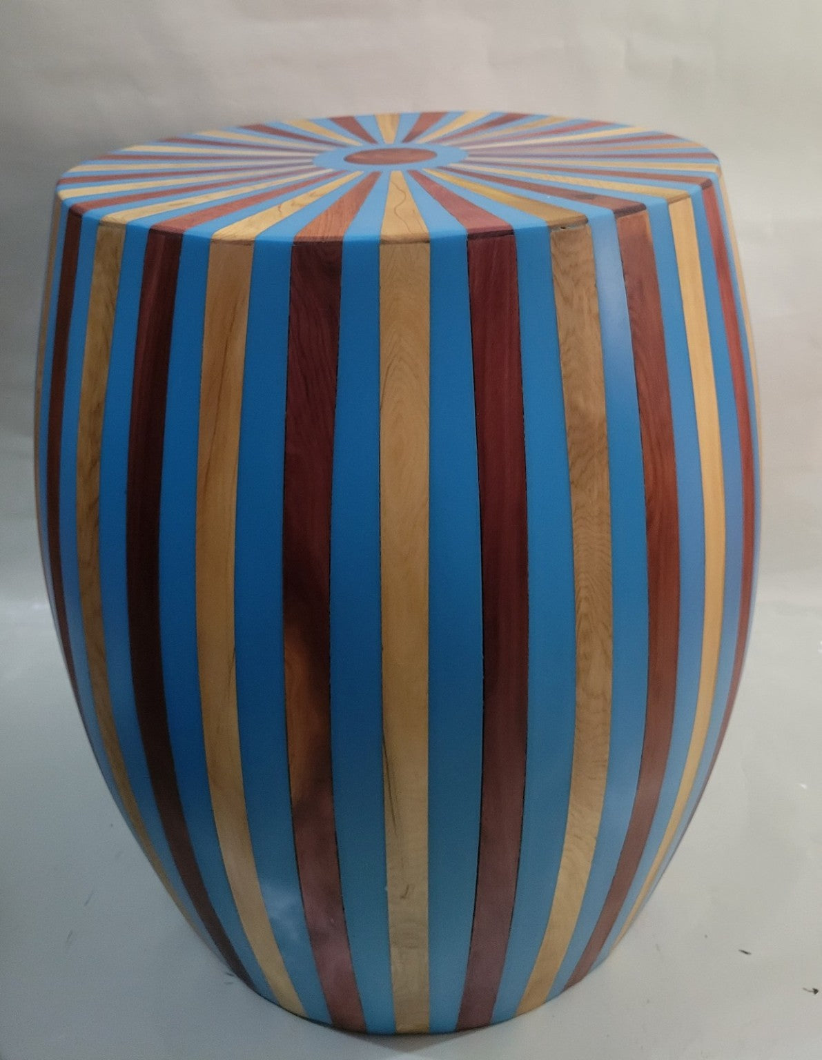 Marrakech blue cedar and resin cylindrical side table – front view